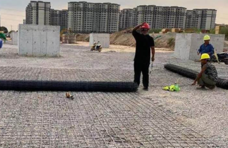 贡觉土工格栅铺设前地基要怎么处理?