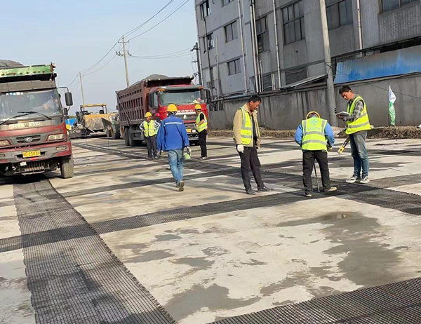 贡觉老材料的新故事：玻璃纤维土工格栅如何在‘白改黑’浪潮中重获新生？